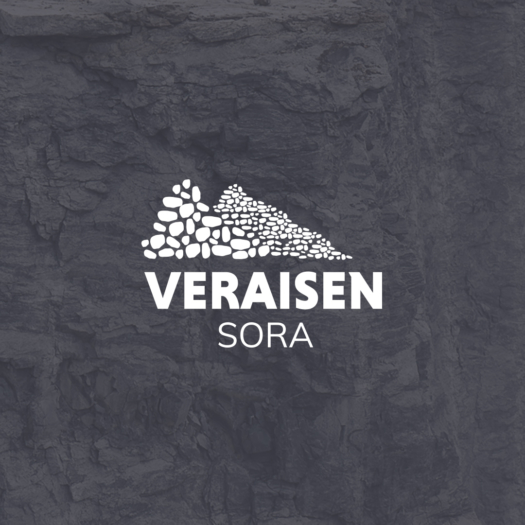 veraisen sora valkoinen logo harmaa kalliotausta